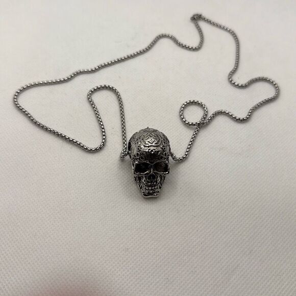 NWOT Skull and brains pendant with box chain - Picture 1 of 5